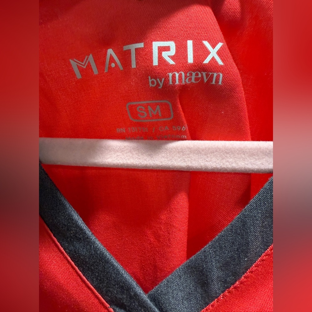 Matrix by Maevn Women’s Scrub Top Red Black V-Neck Size Small NWT - Picture 6 of 10